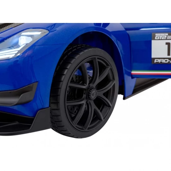 Masinuta electrica cu telecomanda Maserati MC20 GT2, roti EVA, scaun tapitat, 115x61x46 cm, putere 110W - Albastru Masinuta electrica cu telecomanda Maserati MC20 GT2, roti EVA, scaun tapitat, 115x61x46 cm, putere 110W - Albastru