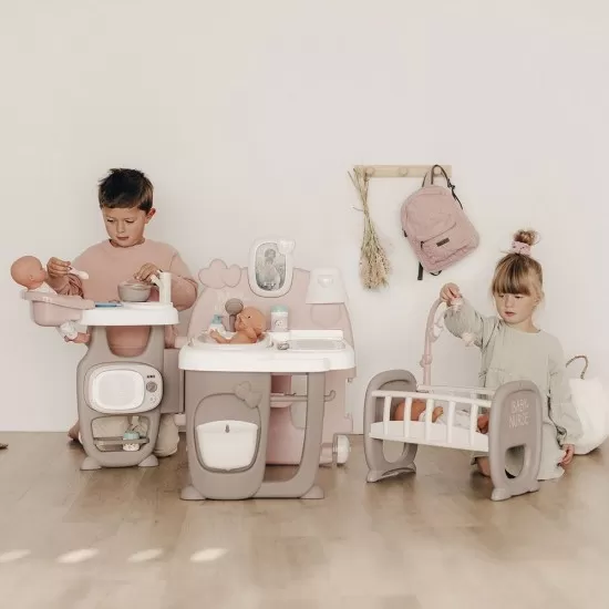 Centru de ingrijire pentru papusi Smoby Baby Nurse Doll`s Play Center maro cu 23 accesorii Centru de ingrijire pentru papusi Smoby Baby Nurse Doll`s Play Center maro cu 23 accesorii