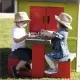 Masa de picnic cu doua banci Smoby pentru casuta Jura Lodge Masa de picnic cu doua banci Smoby pentru casuta Jura Lodge