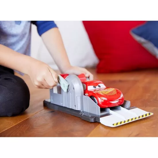 Masina Disney Cars Fulger McQueen cu lansator Masina Disney Cars Fulger McQueen cu lansator