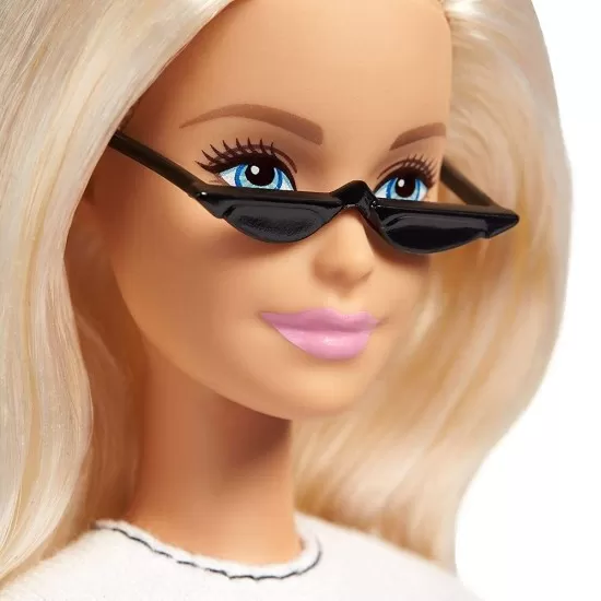 Papusa Barbie Fashionistas blonda cu tricou alb Papusa Barbie Fashionistas blonda cu tricou alb
