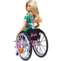 Papusa Barbie Fashionistas in scaun cu rotile si rampa