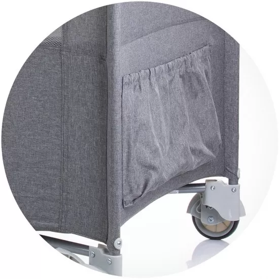 Patut pliabil Chipolino Relax Glacier Linen cu laterala culisanta Patut pliabil Chipolino Relax Glacier Linen cu laterala culisanta