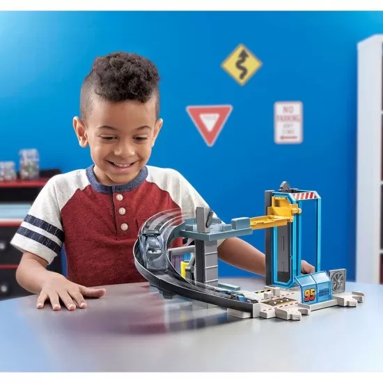 Pista de masini Disney Cars Centrul lui Rusteze cu masinuta Pista de masini Disney Cars Centrul lui Rusteze cu masinuta
