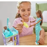 Set Barbie Cariere cu papusa doctor pediatru