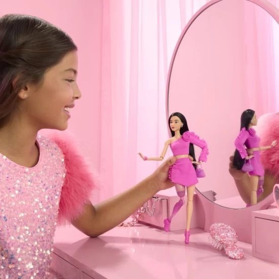 Papusa Barbie Deluxe Style bruneta cu picior protetic Papusa Barbie Deluxe Style bruneta cu picior protetic