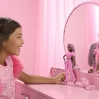 Papusa Barbie Deluxe Style  cu salopeta roz si par impletit