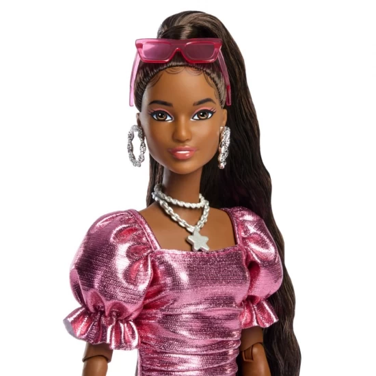 Papusa Barbie Deluxe Style cu rochie roz metalizat coral Papusa Barbie Deluxe Style cu rochie roz metalizat coral