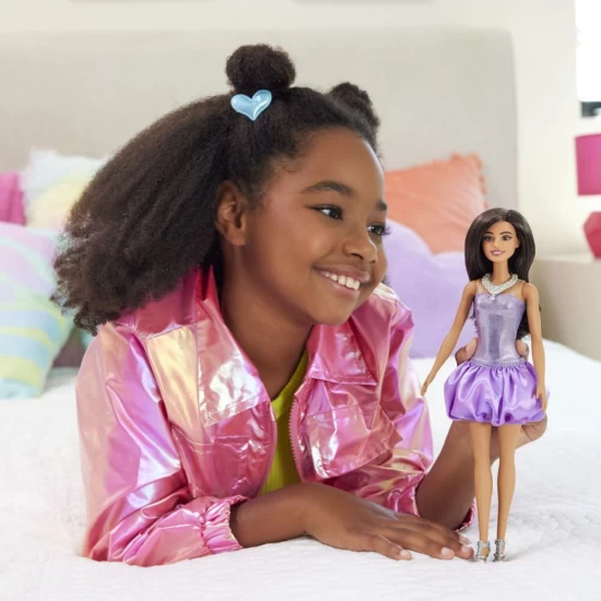 Papusa Barbie Fashionistas bruneta cu rochie mov cu paiete Papusa Barbie Fashionistas bruneta cu rochie mov cu paiete