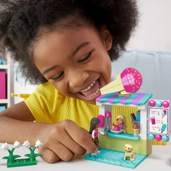 Set de joaca Barbie Mega Bloks cu masina decapotabila si stand de inghetata 226 piese Set de joaca Barbie Mega Bloks cu masina decapotabila si stand de inghetata 226 piese