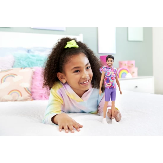 Papusa baiat Barbie Fashionistas brunet cu barba si tricou cu gluga Papusa baiat Barbie Fashionistas brunet cu barba si tricou cu gluga