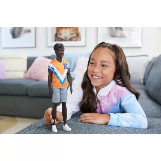 Papusa baiat Barbie Fashionistas brunet cu tricou portocaliu