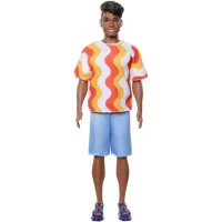 Papusa baiat Barbie Fashionistas cu tricou cu dungi albe si portocalii si aparat auditiv