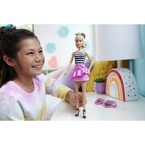 Papusa Barbie Fashionistas blonda cu fustita roz Papusa Barbie Fashionistas blonda cu fustita roz