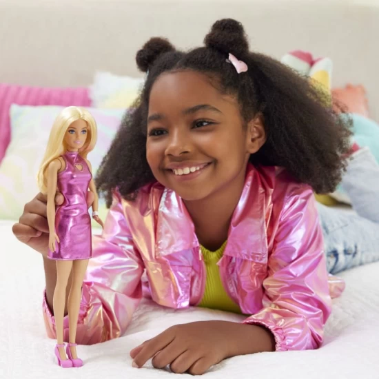 Papusa Barbie Fashionistas blonda cu rochita roz metalica Papusa Barbie Fashionistas blonda cu rochita roz metalica