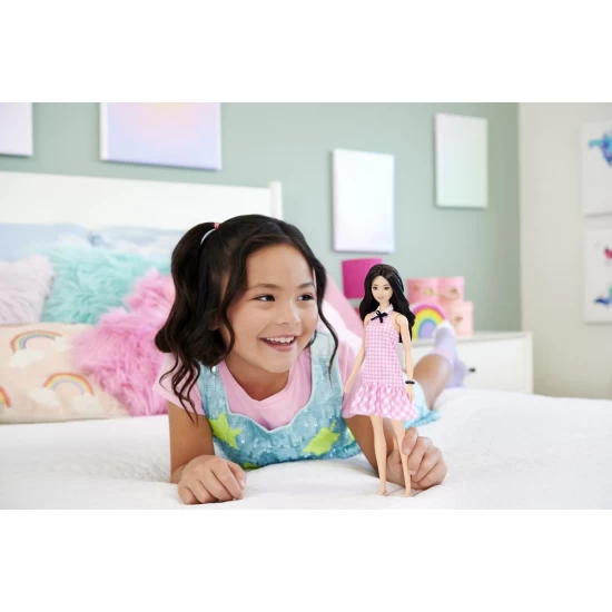 Papusa Barbie Fashionistas bruneta cu rochie roz in carouri