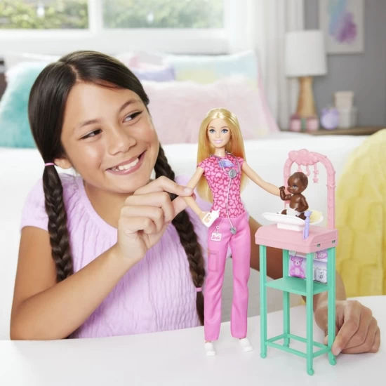 Set de joaca papusa blonda Barbie Cariere - Pediatru Set de joaca papusa blonda Barbie Cariere - Pediatru