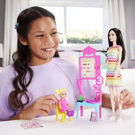 Set de joaca papusa bruneta Barbie Cariere - Profesoara Set de joaca papusa bruneta Barbie Cariere - Profesoara