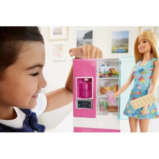 Set papusa Barbie blonda cu mobilier bucatarie Set papusa Barbie blonda cu mobilier bucatarie