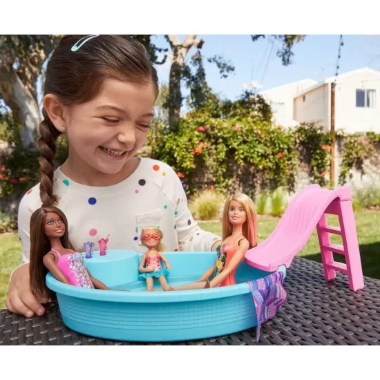 Set papusa Barbie cu piscina Set papusa Barbie cu piscina