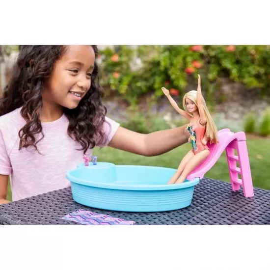 Set papusa Barbie cu piscina Set papusa Barbie cu piscina