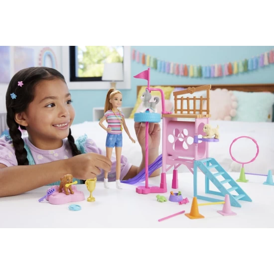 Papusa Barbie Stacie dresoare de catei Papusa Barbie Stacie dresoare de catei