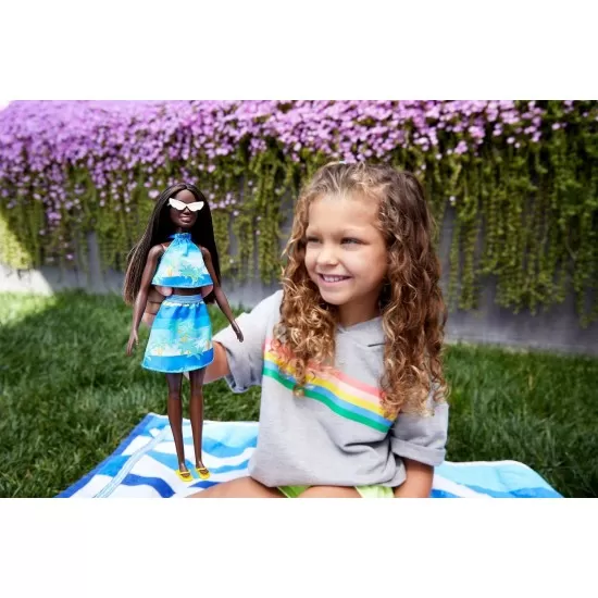 Papusa Barbie Travel bruneta - Aniversare 50 de ani Malibu Papusa Barbie Travel bruneta - Aniversare 50 de ani Malibu