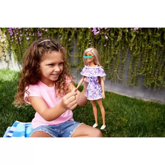 Papusa Barbie Travel blonda - Aniversare 50 de ani Malibu Papusa Barbie Travel blonda - Aniversare 50 de ani Malibu
