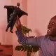 Figurina Batman in costum cu aripi 30 cm Figurina Batman in costum cu aripi 30 cm