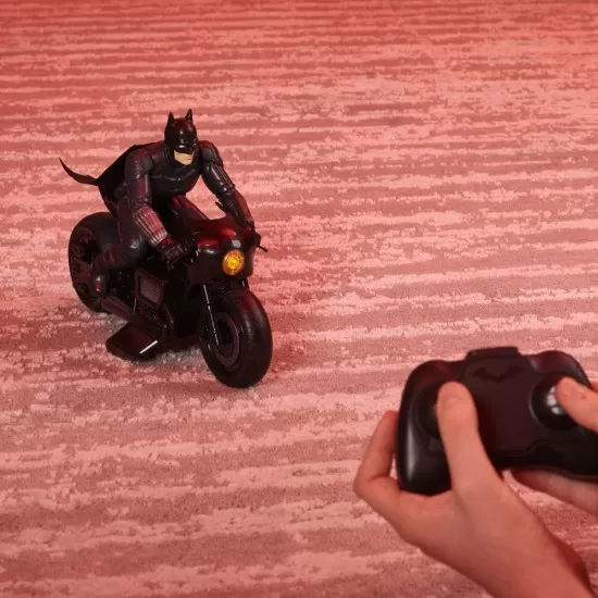 Motocicleta lui Batman cu telecomanda scara 1:10 Motocicleta lui Batman cu telecomanda scara 1:10