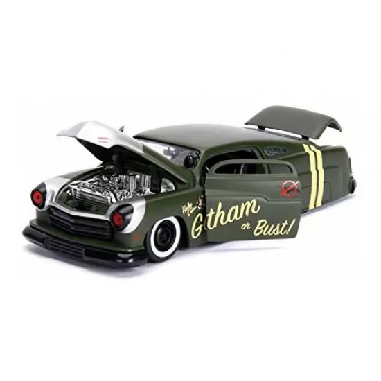 Masinuta metalica DC Comics Bombshells 1951 Mercury Harley Quinn scara 1:24 Masinuta metalica DC Comics Bombshells 1951 Mercury Harley Quinn scara 1:24
