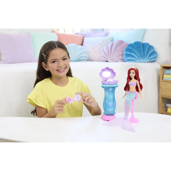 Papusa Ariel Disney Princess si masuta de machiaj cu surprize