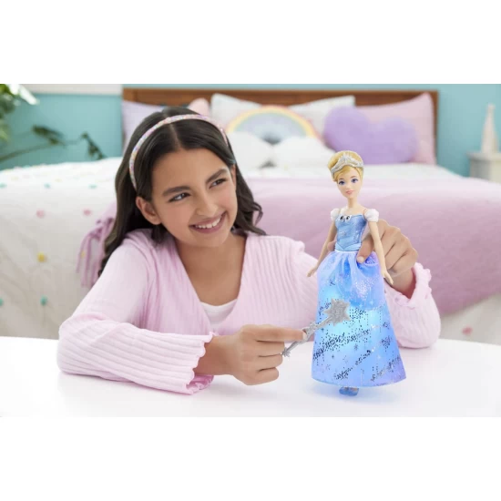 Papusa Disney Princess Cenusareasa interactiva cu rochie luminoasa Papusa Disney Princess Cenusareasa interactiva cu rochie luminoasa