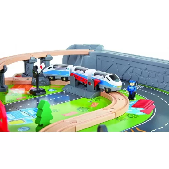 Set de joaca masa cu locomotiva si 70 de sine de tren Hape Set de joaca masa cu locomotiva si 70 de sine de tren Hape