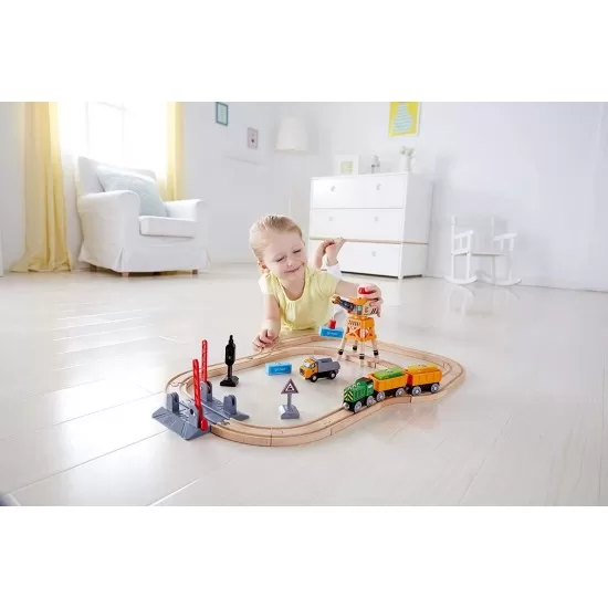 Set tren de marfa cu macara din lemn Hape Set tren de marfa cu macara din lemn Hape