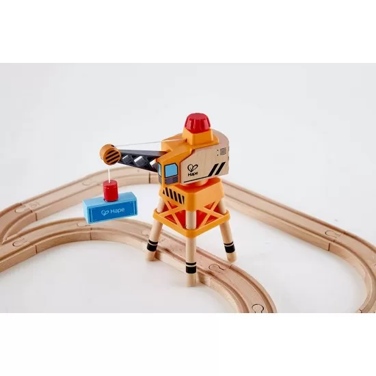 Set tren de marfa cu macara din lemn Hape Set tren de marfa cu macara din lemn Hape