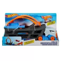 Camion Hot Wheels cu pista de lansare Stunt & Go