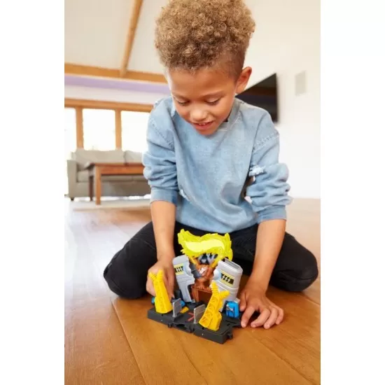 Set de joaca Hot Wheels - Explozie la fabrica Set de joaca Hot Wheels - Explozie la fabrica
