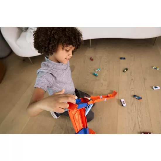 Mega transportator masini si pista de lansare Hot Wheels Mega transportator masini si pista de lansare Hot Wheels