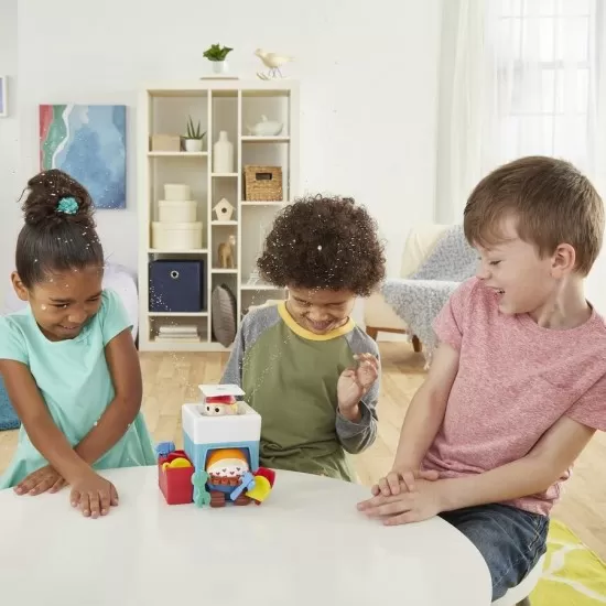 Joc distractiv Hasbro - Pantalonii instalatorului Joc distractiv Hasbro - Pantalonii instalatorului