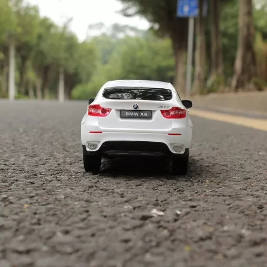 Masina cu telecomanda BMW X6 alb scara 1:24 Masina cu telecomanda BMW X6 alb scara 1:24