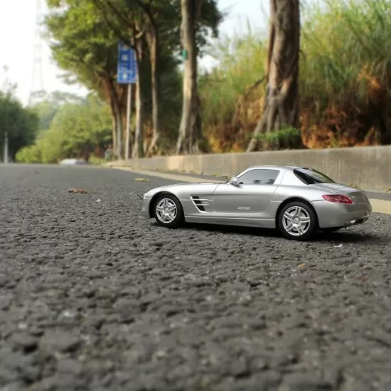 Masina cu telecomanda Mercedes-Benz SLS AMG argintie scara 1:24 Masina cu telecomanda Mercedes-Benz SLS AMG argintie scara 1:24