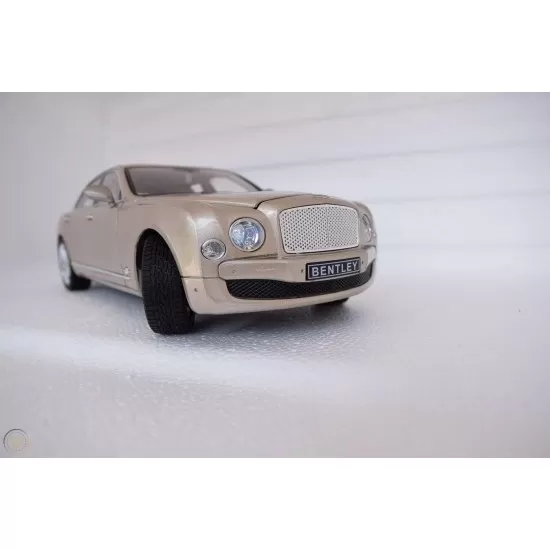 Masinuta metalica Bentley Mulsanne Champagne scara 1:18 Masinuta metalica Bentley Mulsanne Champagne scara 1:18