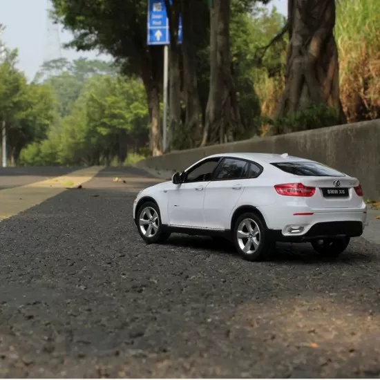 Masinuta metalica BMW X6 alb scara 1:24 Masinuta metalica BMW X6 alb scara 1:24