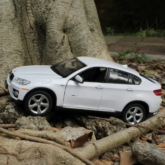 Masinuta metalica BMW X6 alb scara 1:24 Masinuta metalica BMW X6 alb scara 1:24