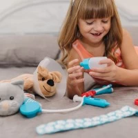 Set de joaca doctor veterinar 24 piese cu caine si pisica plus Melissa and Doug 