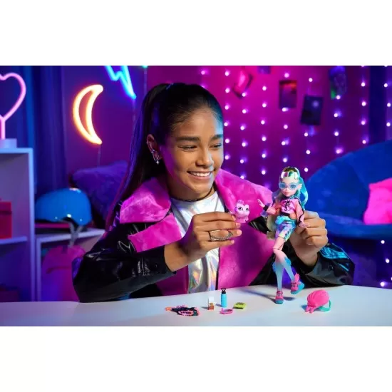 Papusa Monster High Lagoona Blue cu animalut si accesorii Papusa Monster High Lagoona Blue cu animalut si accesorii