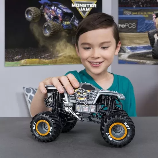 Macheta metalica Monster Jam 1:24 - Max D Macheta metalica Monster Jam 1:24 - Max D