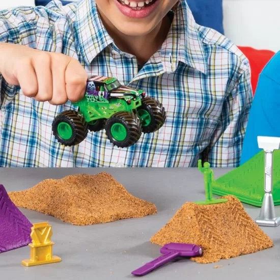 Set camioneta cu nisip si accesorii Grave Digger Monster Jam Set camioneta cu nisip si accesorii Grave Digger Monster Jam