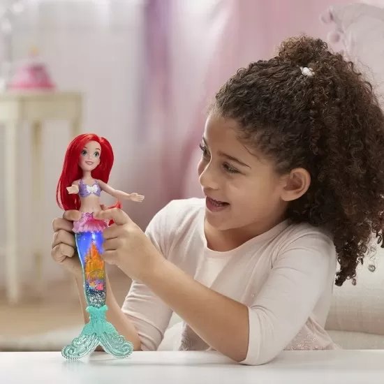 Papusa Ariel Glitter cu lumini Papusa Ariel Glitter cu lumini